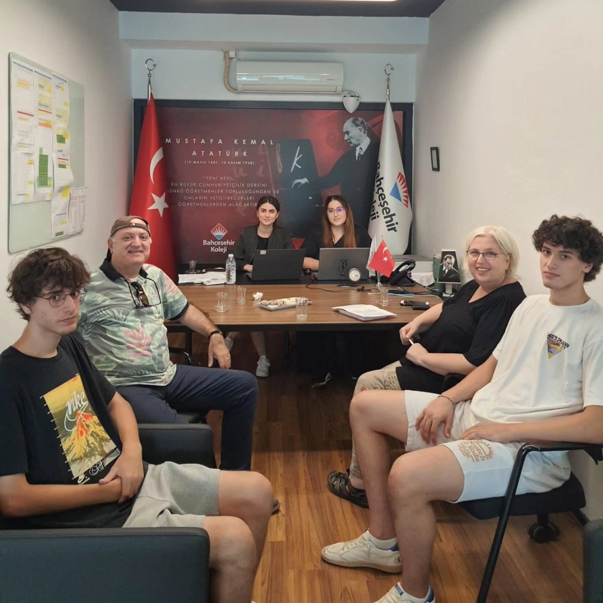 BkOmerli's tweet photo. Üniversite tercih danışmanlığı için 12.sınıf öğrencilerimiz ve velilerimiz ile bir araya geldik. Birlikte bilgi alışverişi yaparak, başarıya giden yolda güçlü bir adım attık. 
Geleceklerini şekillendirmek için önemli adımlar atan tüm katılımcılarımıza teşekkür ederiz. https://t.co/mQbECgqeie
