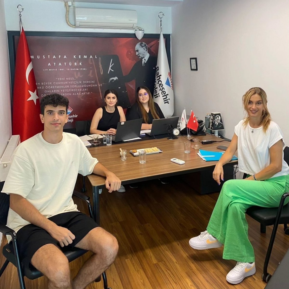 BkOmerli's tweet photo. Üniversite tercih danışmanlığı için 12.sınıf öğrencilerimiz ve velilerimiz ile bir araya geldik. Birlikte bilgi alışverişi yaparak, başarıya giden yolda güçlü bir adım attık. 
Geleceklerini şekillendirmek için önemli adımlar atan tüm katılımcılarımıza teşekkür ederiz. https://t.co/mQbECgqeie