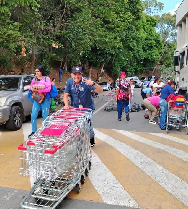 SitramecaB25's tweet photo. 🛒✊🏻|| El Metro de Caracas se mueve gracias al compromiso de su Clase Obrera y para mantener ese motor en marcha, garantizamos su bienestar y seguridad alimentaria, cumpliendo con la Cláusula N° 18 "Abasto Obrero", de nuestra XII Convención Colectiva Vigente 📜🚍🚡🚇 https://t.co/tmTD9qYkHv