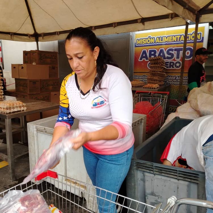 SitramecaB25's tweet photo. 🛒✊🏻|| El Metro de Caracas se mueve gracias al compromiso de su Clase Obrera y para mantener ese motor en marcha, garantizamos su bienestar y seguridad alimentaria, cumpliendo con la Cláusula N° 18 "Abasto Obrero", de nuestra XII Convención Colectiva Vigente 📜🚍🚡🚇 https://t.co/tmTD9qYkHv
