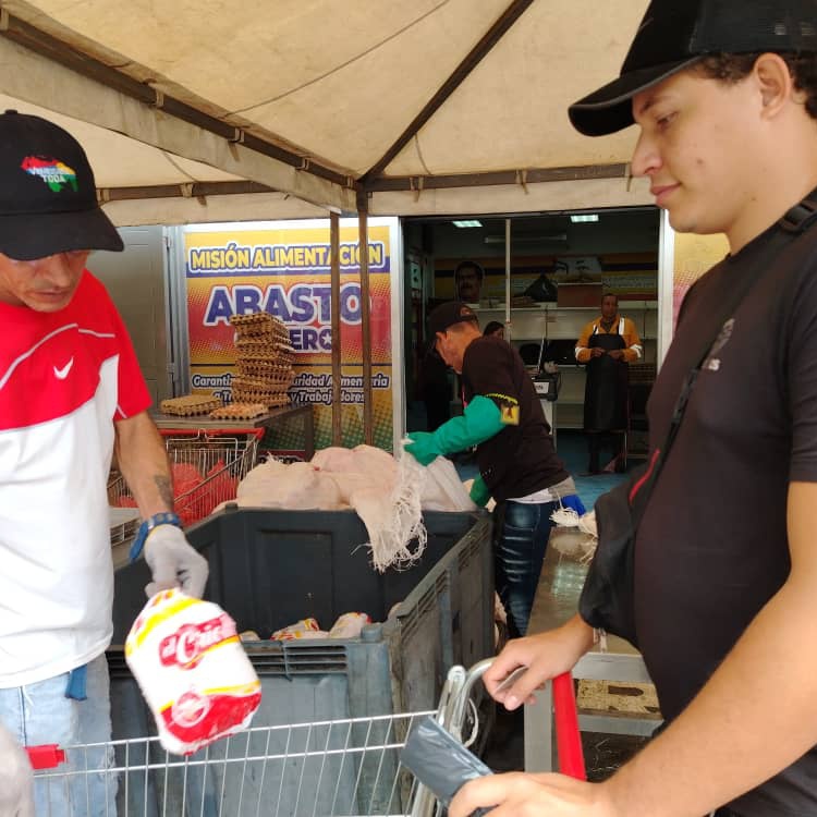 SitramecaB25's tweet photo. 🛒✊🏻|| El Metro de Caracas se mueve gracias al compromiso de su Clase Obrera y para mantener ese motor en marcha, garantizamos su bienestar y seguridad alimentaria, cumpliendo con la Cláusula N° 18 "Abasto Obrero", de nuestra XII Convención Colectiva Vigente 📜🚍🚡🚇 https://t.co/tmTD9qYkHv