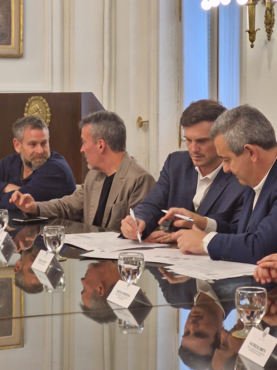 Nos reunimos con el Intendente de Rosario, Pablo Javkin, y el Director Ejecutivo de la Agencia Nacional de Seguridad Vial, Pedro Scarpinelli, para avanzar en acciones conjuntas orientadas a mejorar la seguridad vial de motociclistas en la ciudad.