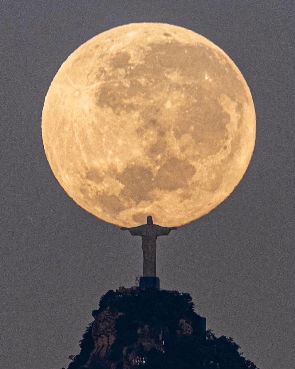 JamesLucasIT's tweet photo. 4. Christ the Redeemer holding the Moon. 
A mesmerizing photo by Leonardo Sens. https://t.co/emswqf55My