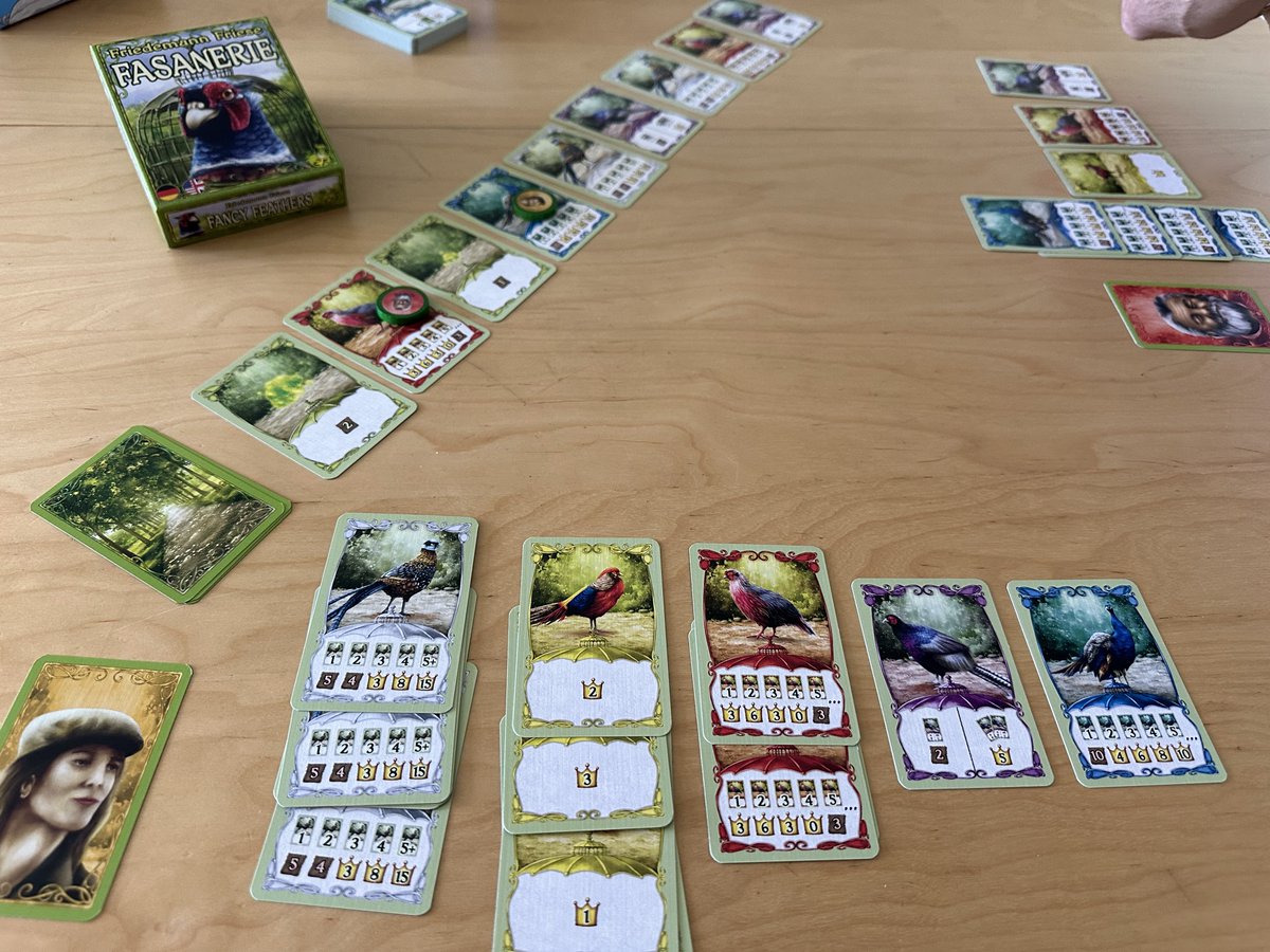ElPinguinoJugon's tweet photo. Fasanerie: Para 2,
Set collection en el que intentarás quedarte con las aves que te dan puntos y evitar las que te quitan.
Está gracioso, aunque lo más gracioso viene en el manual, que te dice que pueden jugar 4 si compras 2 cajas y 6 si compras 3 🙄
#fasanerie #fancyfeathers https://t.co/TveXBINUBf