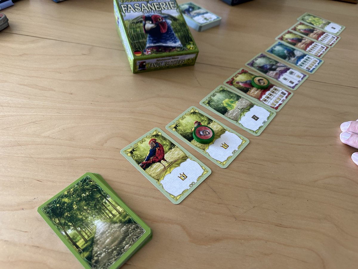 ElPinguinoJugon's tweet photo. Fasanerie: Para 2,
Set collection en el que intentarás quedarte con las aves que te dan puntos y evitar las que te quitan.
Está gracioso, aunque lo más gracioso viene en el manual, que te dice que pueden jugar 4 si compras 2 cajas y 6 si compras 3 🙄
#fasanerie #fancyfeathers https://t.co/TveXBINUBf