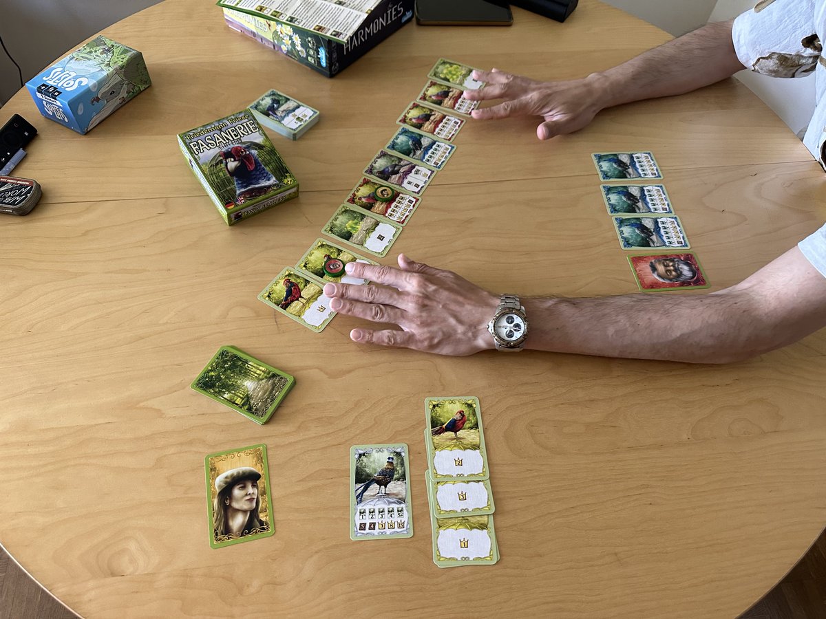 ElPinguinoJugon's tweet photo. Fasanerie: Para 2,
Set collection en el que intentarás quedarte con las aves que te dan puntos y evitar las que te quitan.
Está gracioso, aunque lo más gracioso viene en el manual, que te dice que pueden jugar 4 si compras 2 cajas y 6 si compras 3 🙄
#fasanerie #fancyfeathers https://t.co/TveXBINUBf