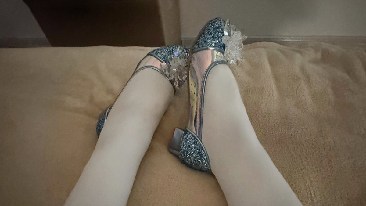 虽然是男孩子，但却被意外穿(挤)进了灰姑娘的水晶鞋  (°ー°〃)