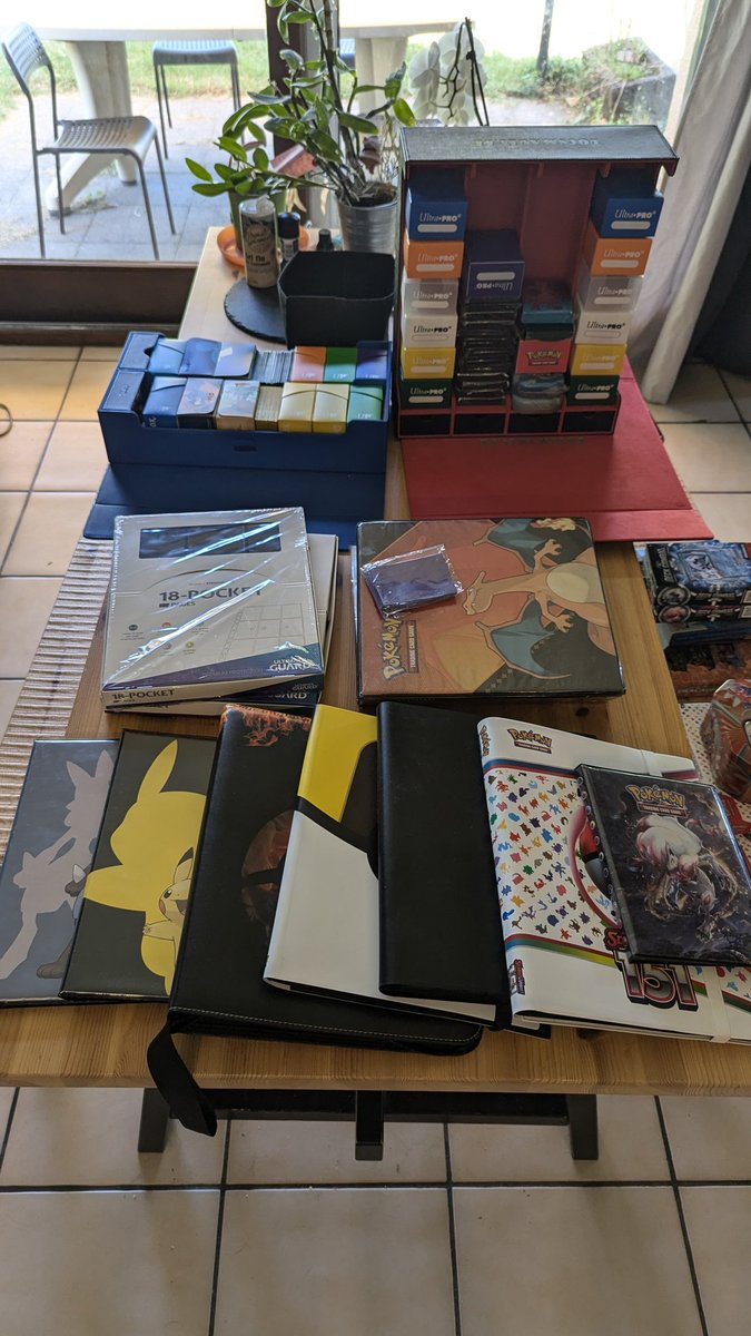 DarkBBUV's tweet photo. Quand tu décides de faire un peu de tri pendant les vacances. #rangement de #Pokemon #PokemonCards #PokemonTCG 
On retrouve des vieux deck et plein de souvenirs  #pereetfils
Bonnes #Vacances tout le monde https://t.co/ryTnD4fSv7