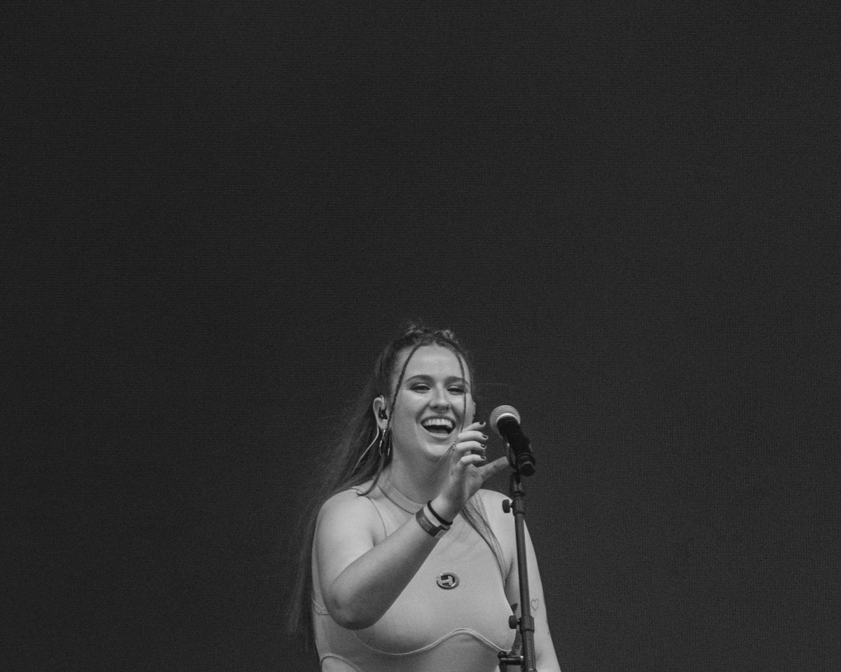 paulaaavazquez's tweet photo. El sueño de una chica de Maliaño que ha luchado y soñado toda la vida con dedicarse a la música 💜 Sigo muy emocionada. El escenario es mi lugar 🫂 https://t.co/a6YlmBM2XK