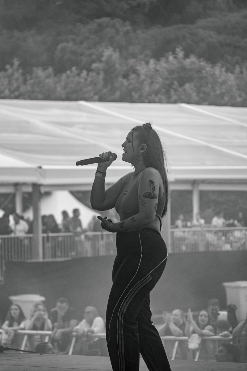 paulaaavazquez's tweet photo. El sueño de una chica de Maliaño que ha luchado y soñado toda la vida con dedicarse a la música 💜 Sigo muy emocionada. El escenario es mi lugar 🫂 https://t.co/a6YlmBM2XK