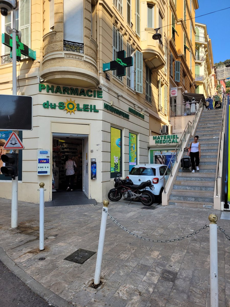 raultimerman's tweet photo. En Francia las farmacias no son cadenas. Cada una atendida por el farmaceútico que suele ser el dueño. Clase media consolidada. https://t.co/x1ksXXT0w3