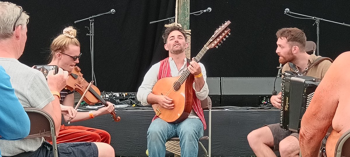 Power going off didn't phase Tarren this afternoon! They left the stage, joined the audience and carried on
<a href="/tarrenmusic/">Tarren</a> 
<a href="/warwickfolkfest/">WarwickFolkFestival</a>