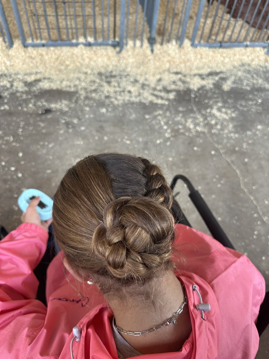 meghanschiff's tweet photo. Josey Mae and Meg take on Ohio State Fair…hair before showmanship💁🏼‍♀️🐷 https://t.co/FVYNc7gr9s