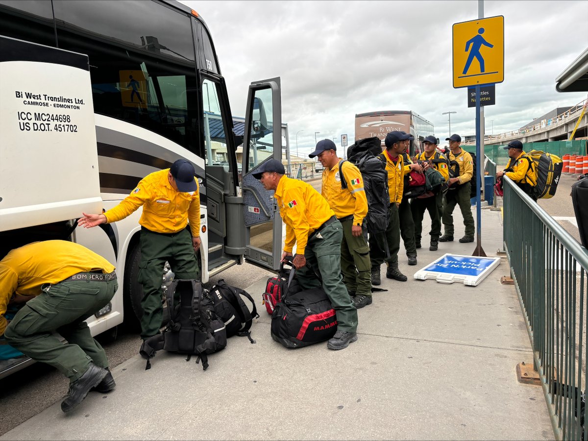 VoyagerYEG's tweet image. Un coup de main du #Mexique vient d’atterrir ici à #YEG. Ces personnes sont prêtes à s’attaquer aux feux de forêt qui brûlent dans notre province. Du fond du cœur, nous remercions les courageuses pompières et les courageux pompiers qui sont venus de loin pour nous aider.
