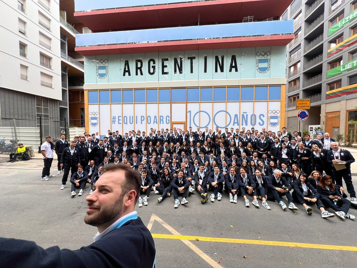 🇦🇷 Alta en el cieloooooo 🇦🇷

☝️ <a href="/LucianoDeCecco/">Luciano De Cecco</a>, el primer voleibolista en ser abanderado en la historia del olimpismo argentino 👏

📸 Además de esta hermosa foto de <a href="/PrensaCOA/">Comité Olímpico ARG</a>, les copio, debajo, mi hilo de la semana pasada sobre el hombre que portará la Bandera Nacional