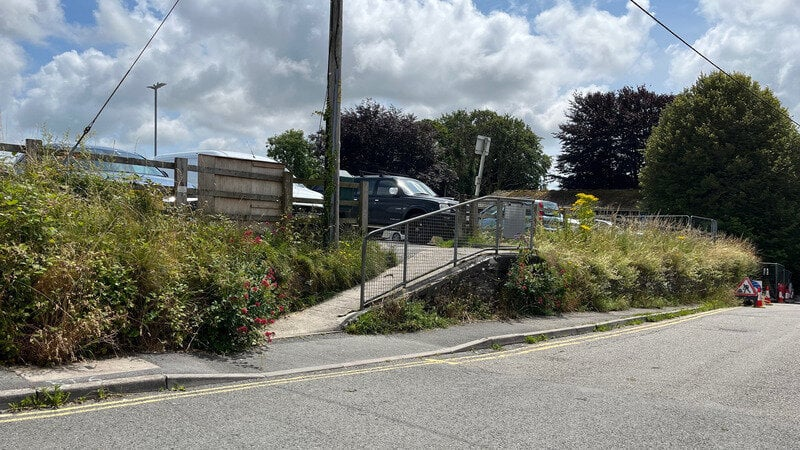 Vital pedestrian access in Liskeard Town Centre (from Cattle Market car park to Varley Lane) will close for 60 weeks - whilst the council build new offices. The impact upon residents &amp; community centre will be HUGE. 

Pls sign &amp; share petition to help🙏

change.org/p/keep-access-…