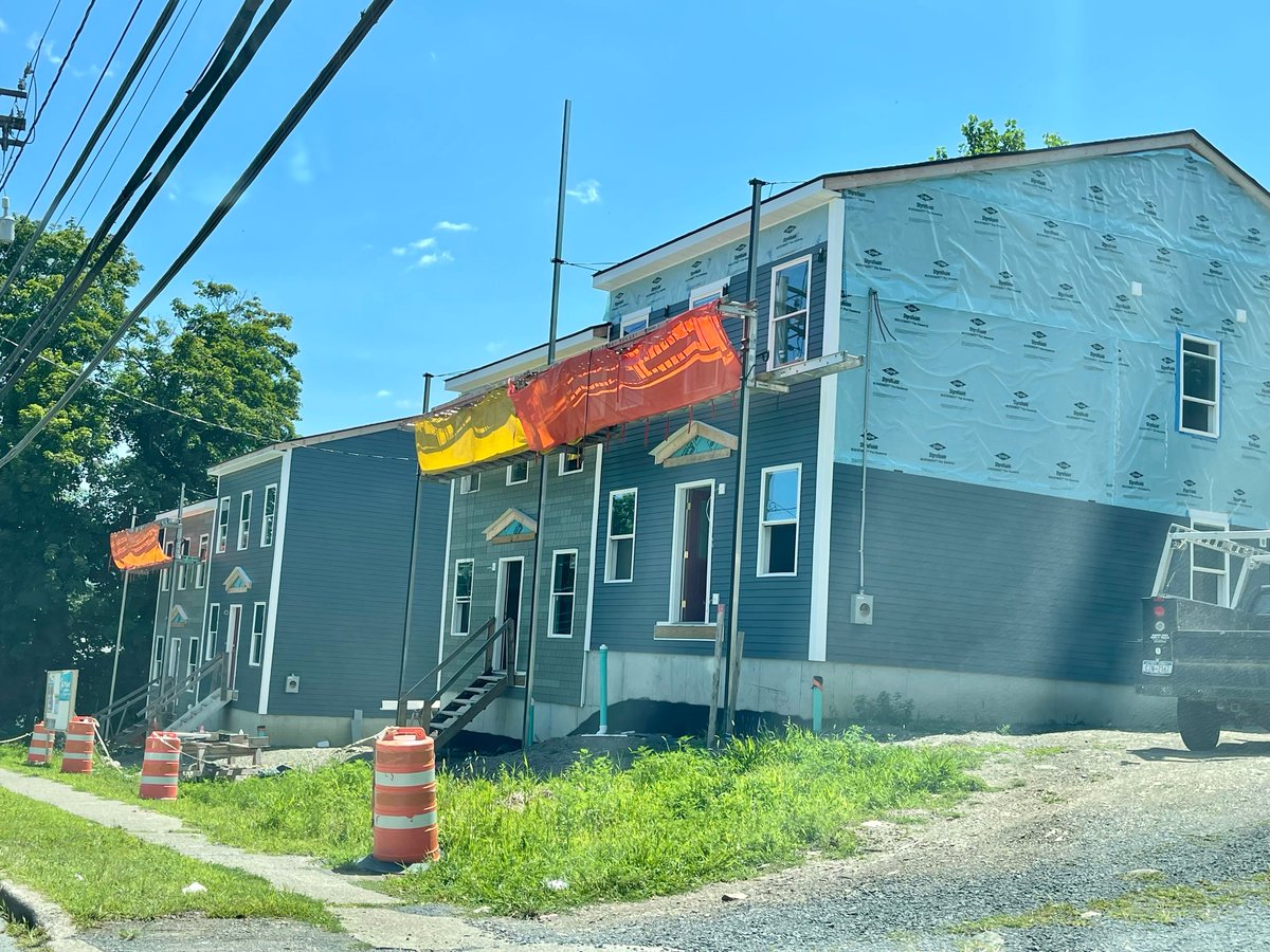 Teamwork makes the dream work! 
Siding is moving along on all four future homes on South Street. 

habitatnewburgh.org

#habitatnewburgh
#DrivenToSucceed