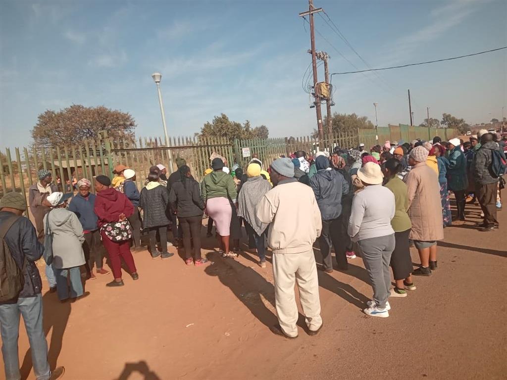 dailysunsa's tweet photo. Parents close school amid safety fears!
#Kasischool #Angryparents #FinetownSecondarySchool
https://t.co/g6HxIAp2fW https://t.co/8wSjPXd4pj
