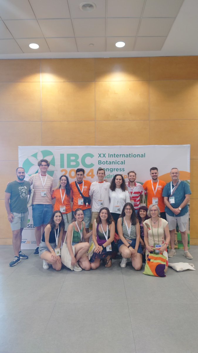 The volunteers from #Valencia in the #IBC2024 🍄🍃🥭🌺

I love to see all these young researchers from the Valencian Community in so many different areas of botany 

It has been lovely to work amongst you guys. The congress wouldn't be the same without us 🤠🤠

#botany #Madrid