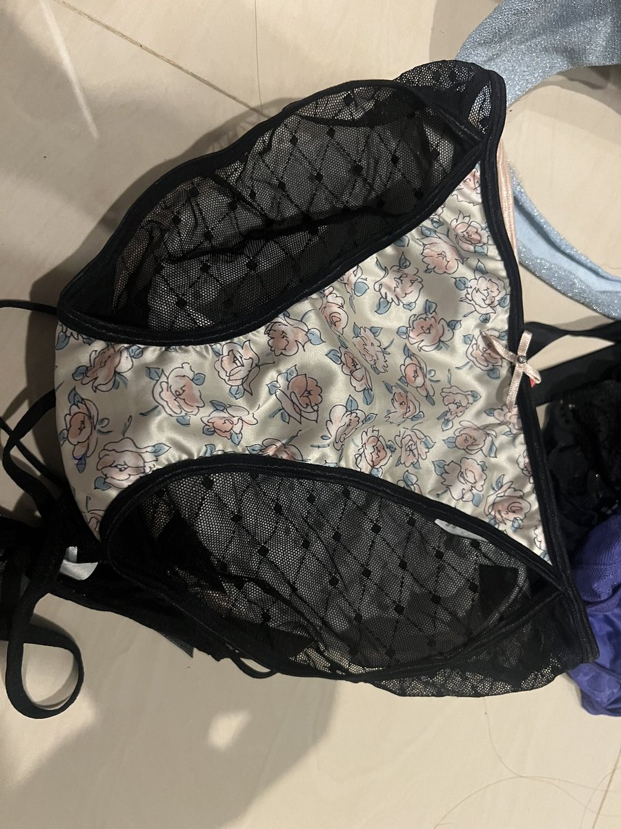 นาทีทอง!!! มาดูคอมให้เพื่อนคิดว่าจะไม่มีโอกาศซะแล้ว แล้วดันมาบอกจะออกไปธุระ ทำเสร็จฝากปิดไฟปิดแอร์ล็อคห้องให้ด้วยนะ ได้ยินคำนี้ แข็งรอเลยขอลื้อหน่อยล่ะกันเลงมานานแล้ว โอกาศพอจะมาก็มาซะงั้น ไม่ได้ตื่นเต้นแบบนี้นานล่ะ นี่แค่บางส่วน จะมีกล้องป่าวว้ายังแอบคิดอยู่!!! #กกนเพื่อน #ดมกกน