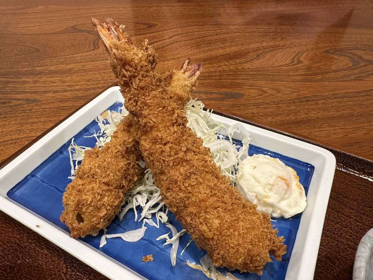 TACA_CHIN's tweet photo. #柏崎市 の人気店 #とみ家 さんでランチ。1時間待ってようやく着席🪑 #エビフライ定食🍤 をいただきました。ご覧ください、この迫力！めいいっぱい口を開けて食べましたよ。サクサクの衣でめっちゃ美味しかったです❣️ご馳走様でした😋 https://t.co/Y2I3j1wvOc