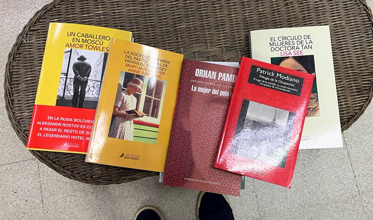 sobre av santa fe hay una librería que es atendida por Patricia, una señora increíble que me recomendó los mejores libros que leí en los últimos dos años. le comenté brevemente lo que me gustaba y con dos preguntas más me trajo una pila de libros, todos barbaros. recomiendo