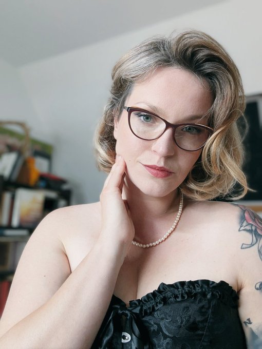 Lick my feet 🐶 https://t.co/gfsoL85dTv