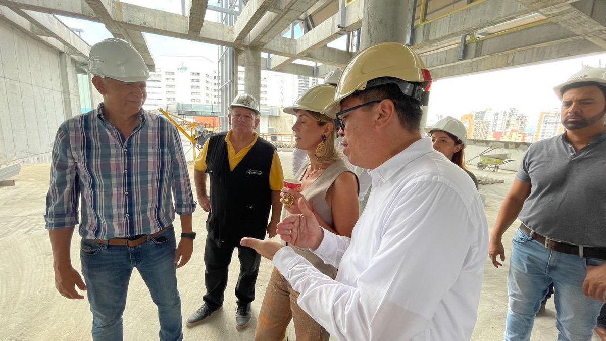 La gerente general de ENTerritorio, Lina María Barrera, en compañía del rector UIS, Hernán Porras Díaz, realizan una inspección al avance de obras del nuevo edificio de la Facultad de Salud UIS. Se trata de una megaobra de más de 35000 m2 qué impactará el desarrollo regional y