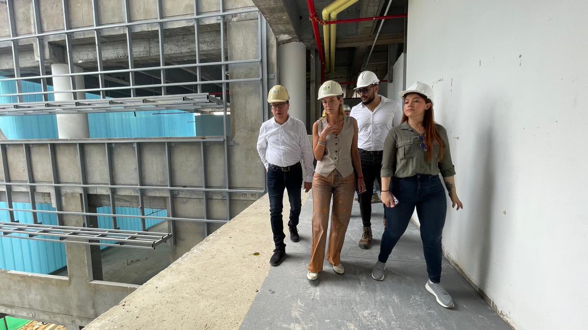 #OrgulloUIS

La gerente general d ENTerritorio, Lina Barrera, en compañía del rector UIS, Hernán Porras Díaz, realizan una inspección al avance d obras del nuevo edificio d la Facultad d Salud . Se trata d una obra de más d 35000 m2 q impactará el desarrollo regional y nacional