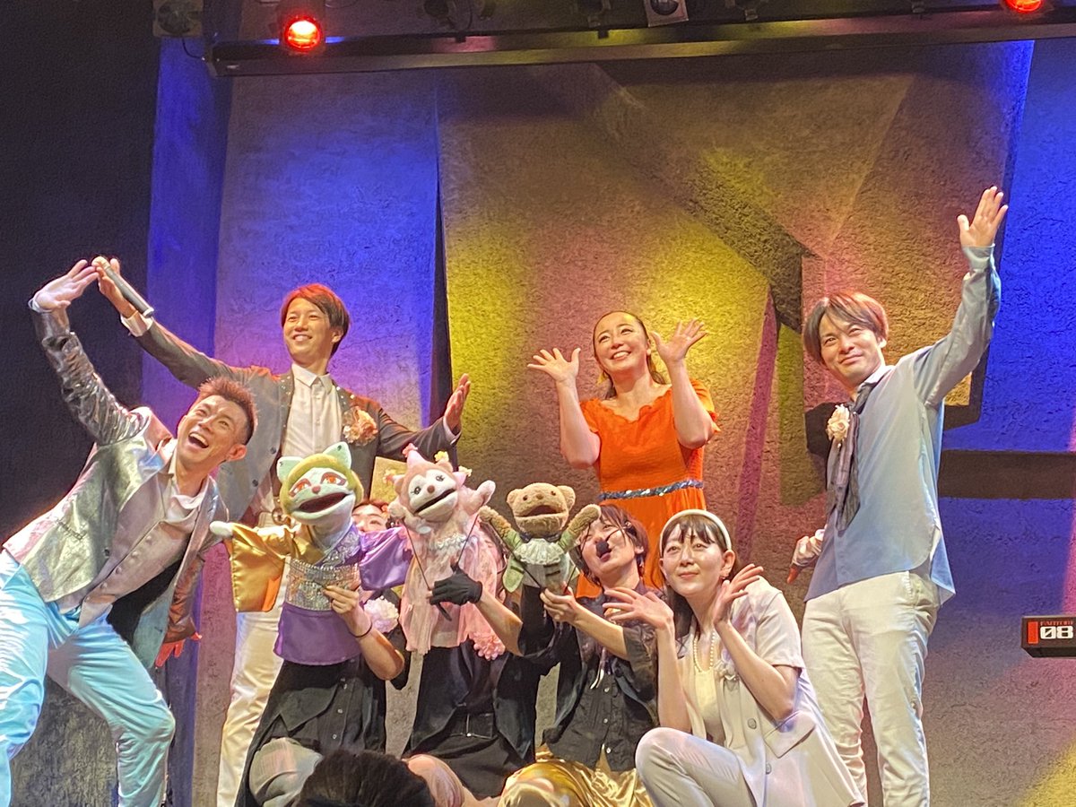 beatscoma's tweet photo. 『party!!』初日公演、ステージのどこを観ていいかわからないほど、みんな魅力的にドタバタしておりました。コソコソ面白いことやられるとニヤニヤしちゃうよね。

27(土)も2ステージあるようですので、人間とパペットによる怒涛のポップエンターテイメント連打を浴びたい方は是非。 https://t.co/jTgjuWlefq