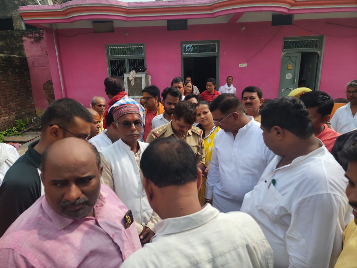 bjp_NeerajAld's tweet photo. इलाहाबाद संसदीय क्षेत्र के कोरांव विधानसभा में मासूम लड़की के साथ बलात्कार हुआ । आज बच्ची के घर पहुंच कर शोक संतप्त परिवारों से मिलकर संवेदना व्यक्त की साथ ही जिला कलेक्टर महोदय एवं समस्त संबंधित अधिकारियों से फोन पर बालिका के परिवार को जल्द से जल्द न्याय मिले एवं अपराधियों को सजा मिले यह मांग की।