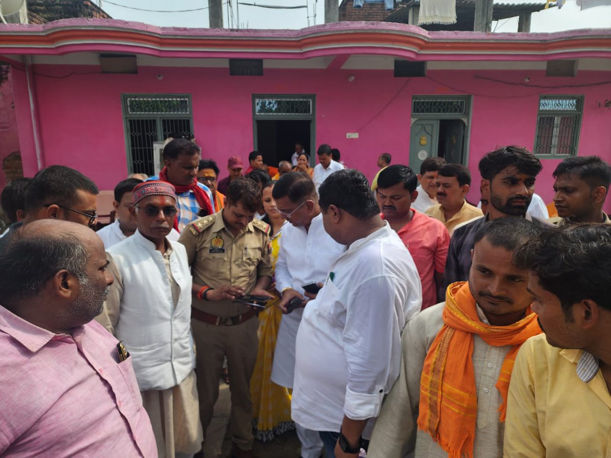 bjp_NeerajAld's tweet photo. इलाहाबाद संसदीय क्षेत्र के कोरांव विधानसभा में मासूम लड़की के साथ बलात्कार हुआ । आज बच्ची के घर पहुंच कर शोक संतप्त परिवारों से मिलकर संवेदना व्यक्त की साथ ही जिला कलेक्टर महोदय एवं समस्त संबंधित अधिकारियों से फोन पर बालिका के परिवार को जल्द से जल्द न्याय मिले एवं अपराधियों को सजा मिले यह मांग की।