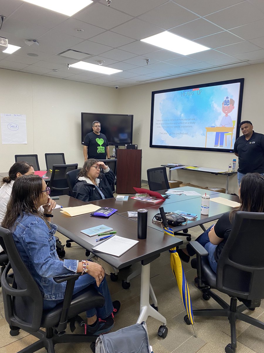 👀 at our ML coaches presenting on content based language instruction!! <a href="/MrCarmona2016/">German Carmona</a> <a href="/MrYesWeCanales/">Alvaro Canales</a> 
<a href="/delgadong94/">Altagracia H Delgado</a> <a href="/teachbernieb/">Bernadette</a>