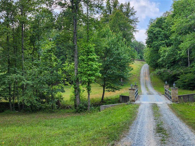 AUCTIONFLIP's tweet photo. Feature Auction: August 16, 2024 12:30 PM. This 160 +/- countryside estate in Appomattox Co., VA, offers a serene, private retreat with a touch of luxury. Conducted by Torrence, Read, &amp; Forehand Auctions. https://t.co/ZIAP4f25T4 https://t.co/V5ds5RZsw7