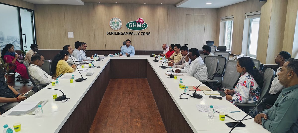 ZC_SLP's tweet image. Today, conducted review meeting with Engineering &amp;amp; UBD officials to ensure repair #potholes on war footing basis, clear #waterlogging points, #footpaths for pedestrians and improve #greenery on the central median &amp;amp; traffic junctions in Serilingampally Zone. 

#Hyderabad