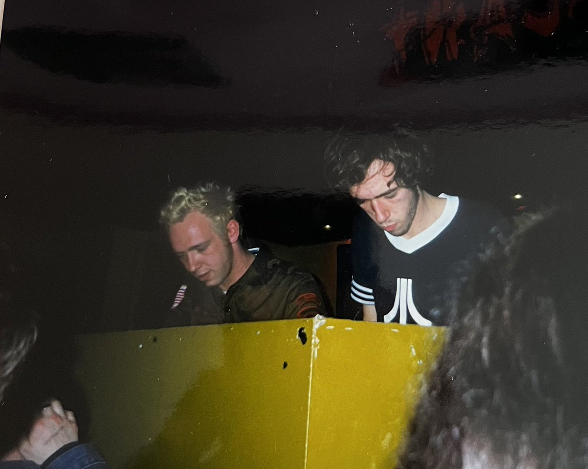 chicapulp's tweet photo. @convoynetwork @ruleiro @eltalcha #poderosopotro ayyy amo a Soulwax 😍😍😍 Aqui una foto de 2manydjs que les tomé en Trash Club por ahi del 1999 que justo desempolvé ayer 💜 https://t.co/XWTVXkCMBN