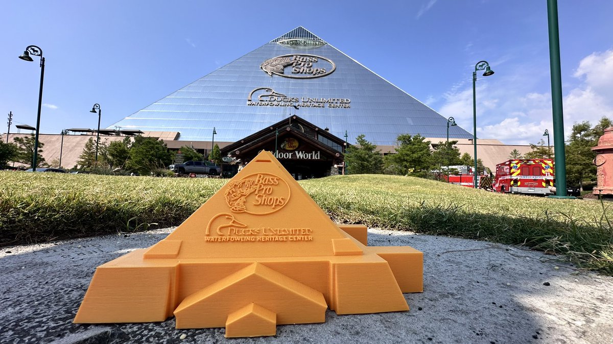 Also shoutout to <a href="/thatnerfdragon/">CaolDubh</a> for this 3D printed mini pyramid which I bought to the actual pyramid :3