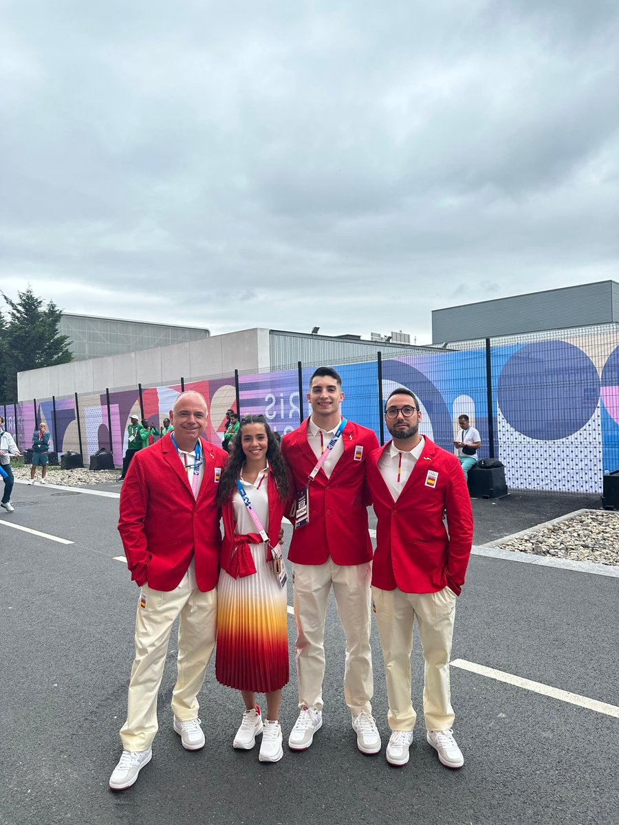 La delegació de trampolí ja està perfectament uniformada amb els colors nacionals en els instants previs de viure un moment històric: la cerimònia d'inauguració dels JJOO de #Paris2024 🇫🇷 🔥

Gaudiu de la desfilada! 🕺🏻💃🏽