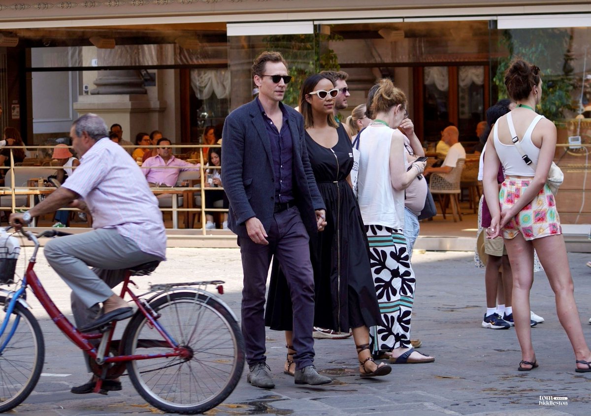 📸 ATUALIZAÇÃO DA GALERIA: 25/07 | Out and about with Zawe Ashton in Florence, Italy

🖇️Veja mais fotos: tomhiddleston.com.br/galeria/thumbn…