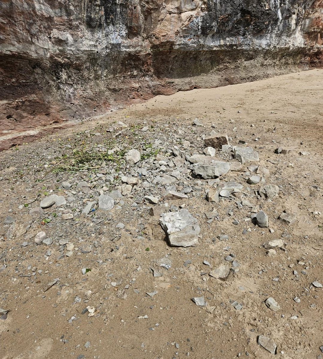 It's the sunshine we've been waiting for🥳

After a spell of wet weather the heat can cause some instability in cliff faces⛰️

Our officers were at Jacksons Bay today making sure the area is safe after a small rockfall.

If you're heading to the coast please stay clear of cliffs.