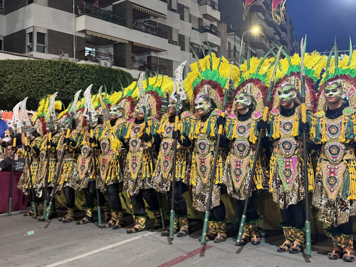 Fem_Festa's tweet photo. La companyia ➡️ #Negres, fundada en 1964, és la primera a desfilar enguany. La legió negra precedeix el seu capità, ☪️ Toni Mayor. Tots junts presenten forces per a la batalla.
#LaVilaEnFestes @AjtVilaJoiosa @VillajoyosaTur @astamarta @apunt_media https://t.co/hFe2NqksYa