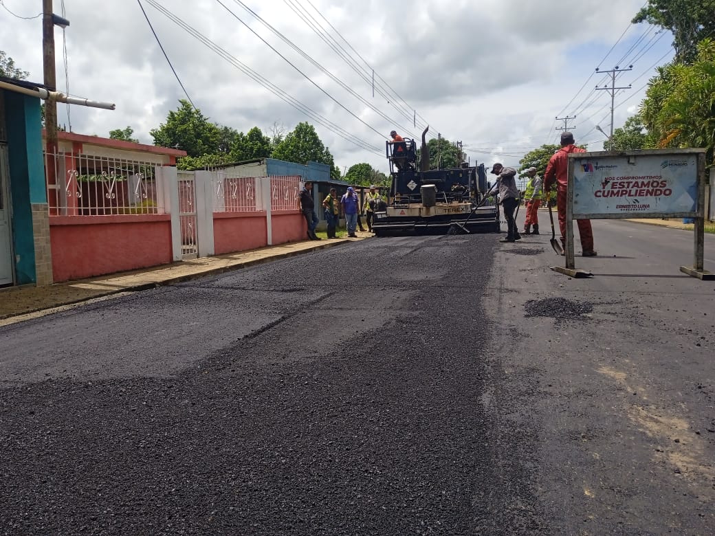 mintransporteve's tweet photo. #DeIntéres | La #GMTVzla, en alianza con los gobiernos regionales, locales y el Poder Popular, afianza la atención a las vías urbanas del sector Chaguaramal, ubicado en el municipio Piar, estado Monagas, colocando más de 600 toneladas de asfalto en garantía de la transitabilidad eficaz del pueblo ¡Acciones impulsadas a través del Plan Nacional de Atención Integral a la Vialidad 2024!
#TriunfaLaEsperanza