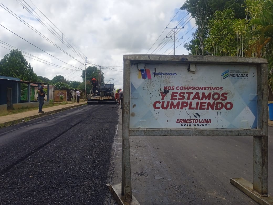 mintransporteve's tweet photo. #DeIntéres | La #GMTVzla, en alianza con los gobiernos regionales, locales y el Poder Popular, afianza la atención a las vías urbanas del sector Chaguaramal, ubicado en el municipio Piar, estado Monagas, colocando más de 600 toneladas de asfalto en garantía de la transitabilidad eficaz del pueblo ¡Acciones impulsadas a través del Plan Nacional de Atención Integral a la Vialidad 2024!
#TriunfaLaEsperanza