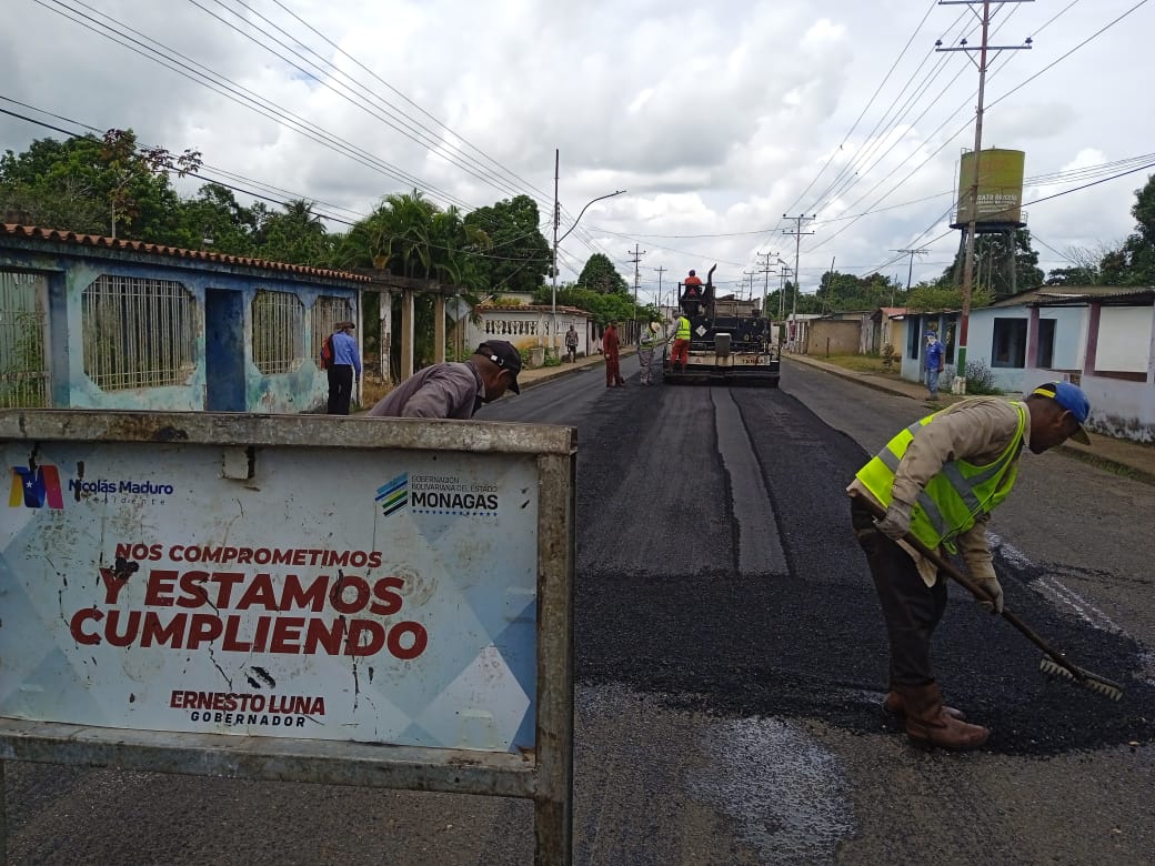 #DeIntéres | La #GMTVzla, en alianza con los gobiernos regionales, locales y el Poder Popular, afianza la atención a las vías urbanas del sector Chaguaramal, ubicado en el municipio Piar, estado Monagas, colocando más de 600 toneladas de asfalto en garantía de la transitabilidad