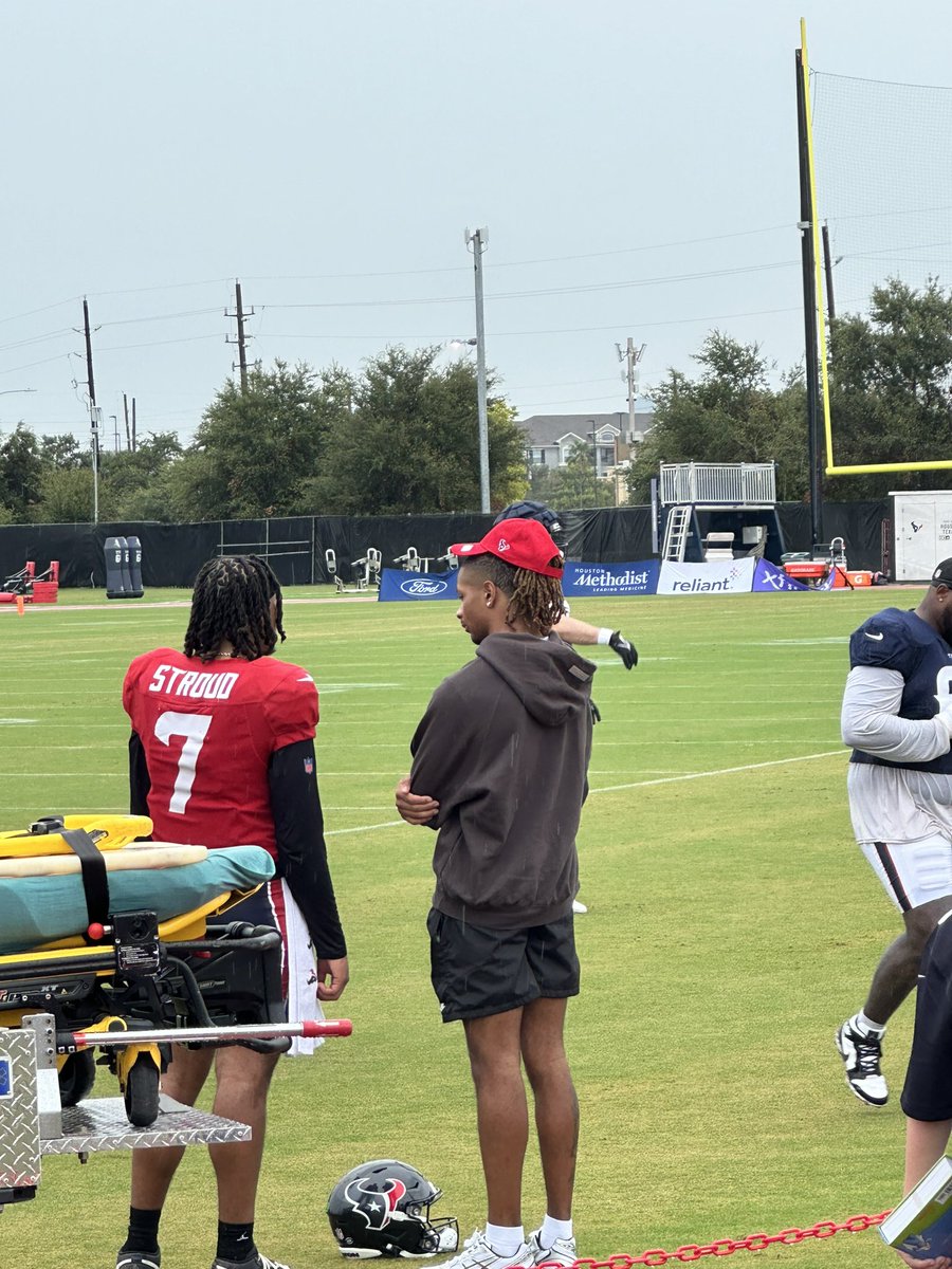 LandryLocker's tweet photo. Past Buckeye and future Buckeye post-practice chat. CJ Stroud and blue chip Ohio State DB recruit Devin Sanchez outta North Shore chopping it up after practice. https://t.co/cxAFuTwZtV