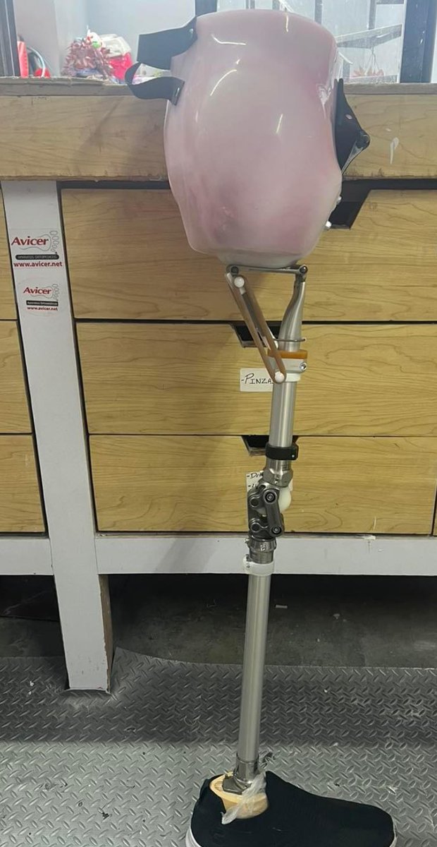 AVICER_'s tweet photo. #protesis para desarticulado de cadera, fabricada a medida con rodilla mecánica policéntrica, pie dinámico y canastilla de polietileno HD #avicer #ortopedia https://t.co/NOGKNnZ29d