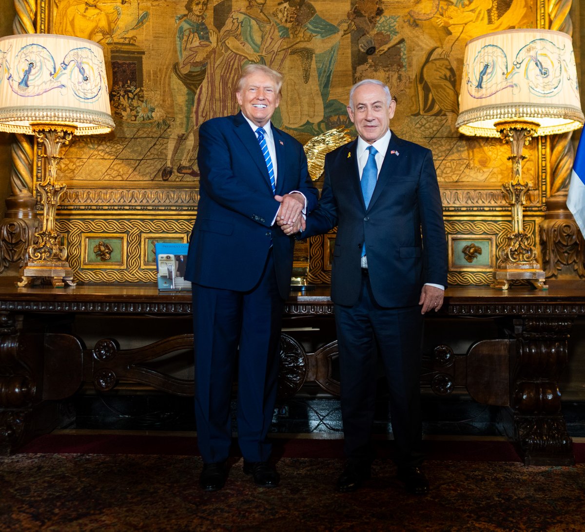 dougmillsnyt's tweet image. .@realDonaldTrump greets Israeli Prime Minister Benjamin Netanyahu as he arrives for a meeting at Mar-a-lago in West Palm Beach, FL.