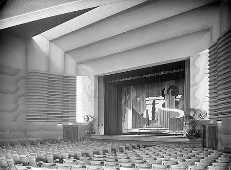 TinctureOfMuse's tweet photo. New on the blog : Picturehouse are closing @Bromley_PH my Art Deco cinema. It was designed by celebrated cinema architect George Coles and built by a local Bromley builder James Watt. Find out more about its history on the blog - https://t.co/oM591WnKmF #Bromley https://t.co/pewC6INF72