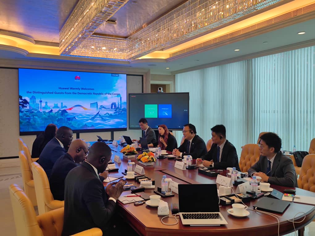 MfutilaJosue's tweet photo. En mission de service en Chine, @Kibassa_Maliba s'est entretenu ce vendredi 26 juillet 2024, avec le Vice-président de @huaweirdc, Xiao Haijun à #Shenzhen. Au menu de leurs échanges, la connectivité dans les zones rurales et la construction des data center nationaux en #RDC. https://t.co/I1HvL9Q2aX