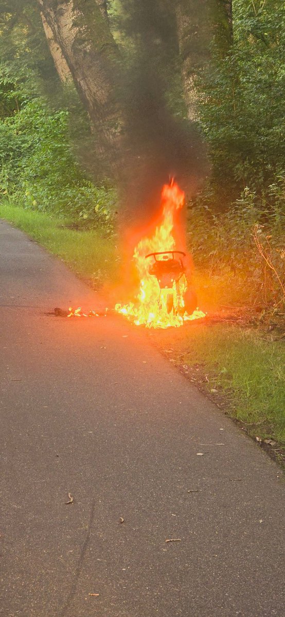 Melding van een scooter in de brand in Barendrecht, fietspad Achterzeedijk.
Brandweer brandje geblust ^dn